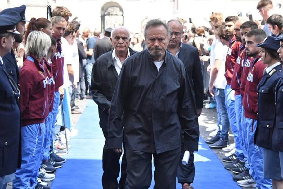 L’attore Franco Nero fa il suo ingresso in chiesa. Afp